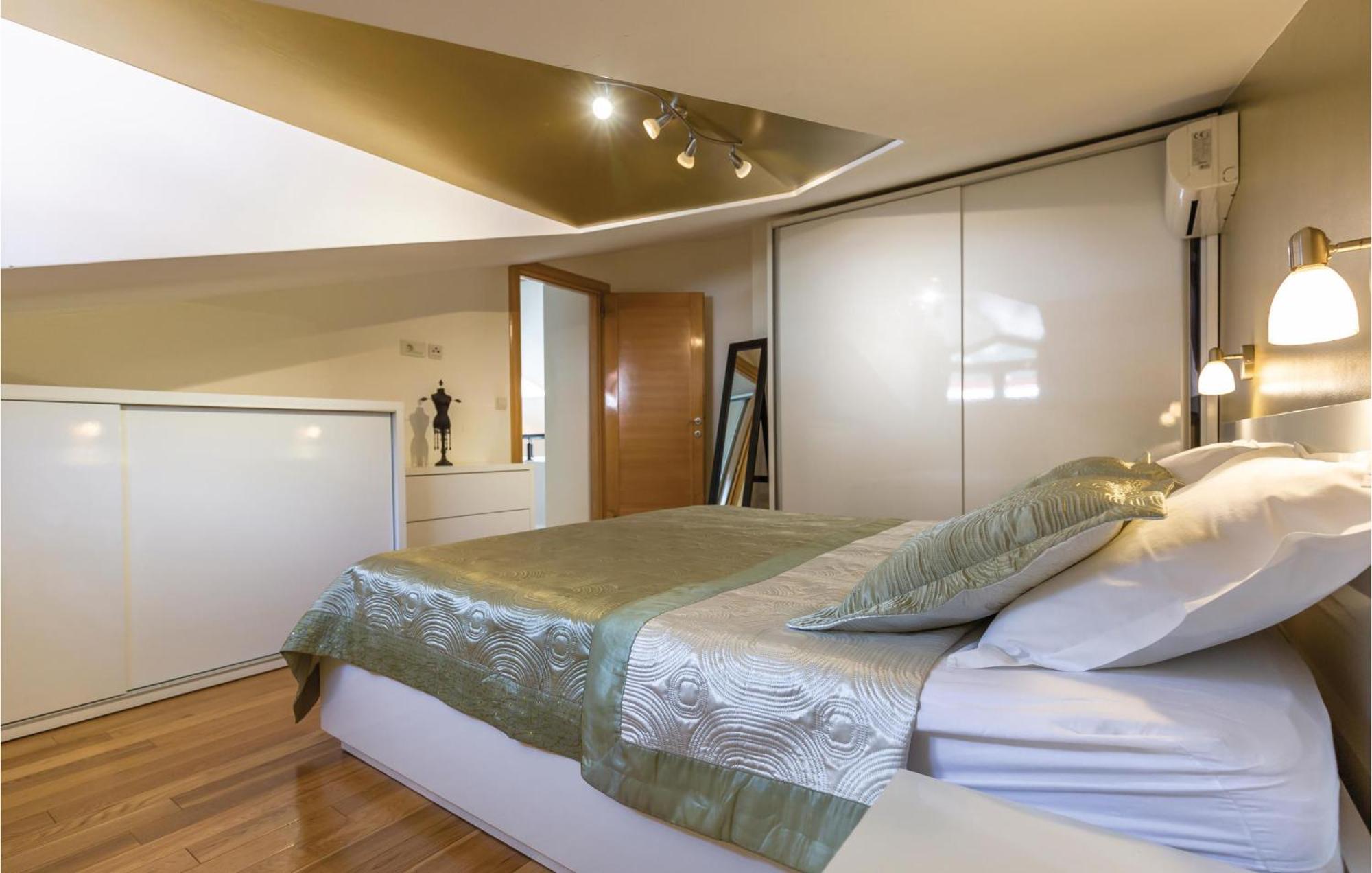 Lovely Apartment In Makarska With Kitchenette Bagian luar foto