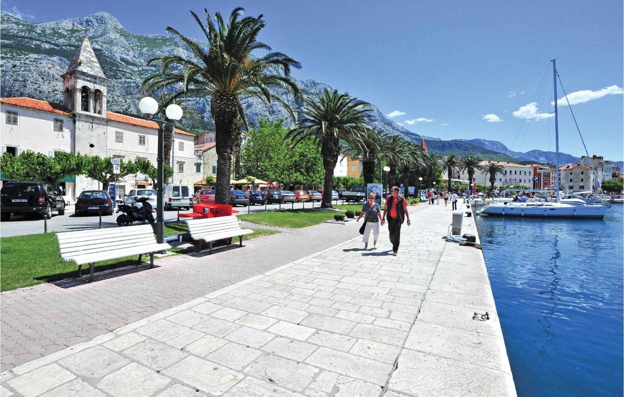 Lovely Apartment In Makarska With Kitchenette Bagian luar foto