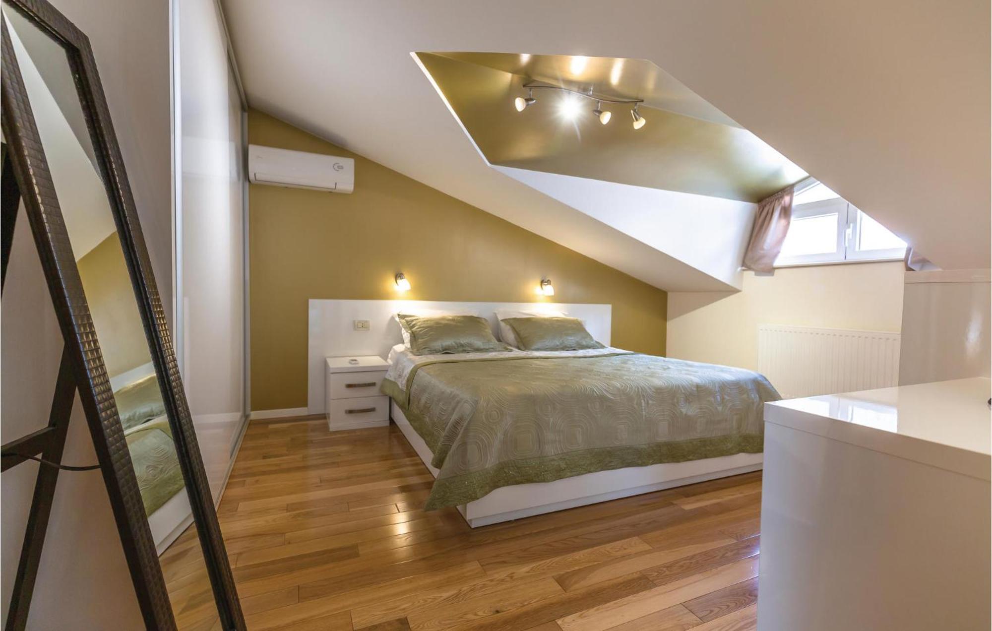 Lovely Apartment In Makarska With Kitchenette Bagian luar foto