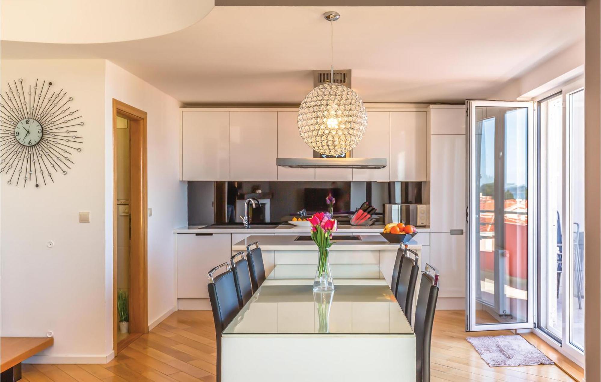 Lovely Apartment In Makarska With Kitchenette Bagian luar foto