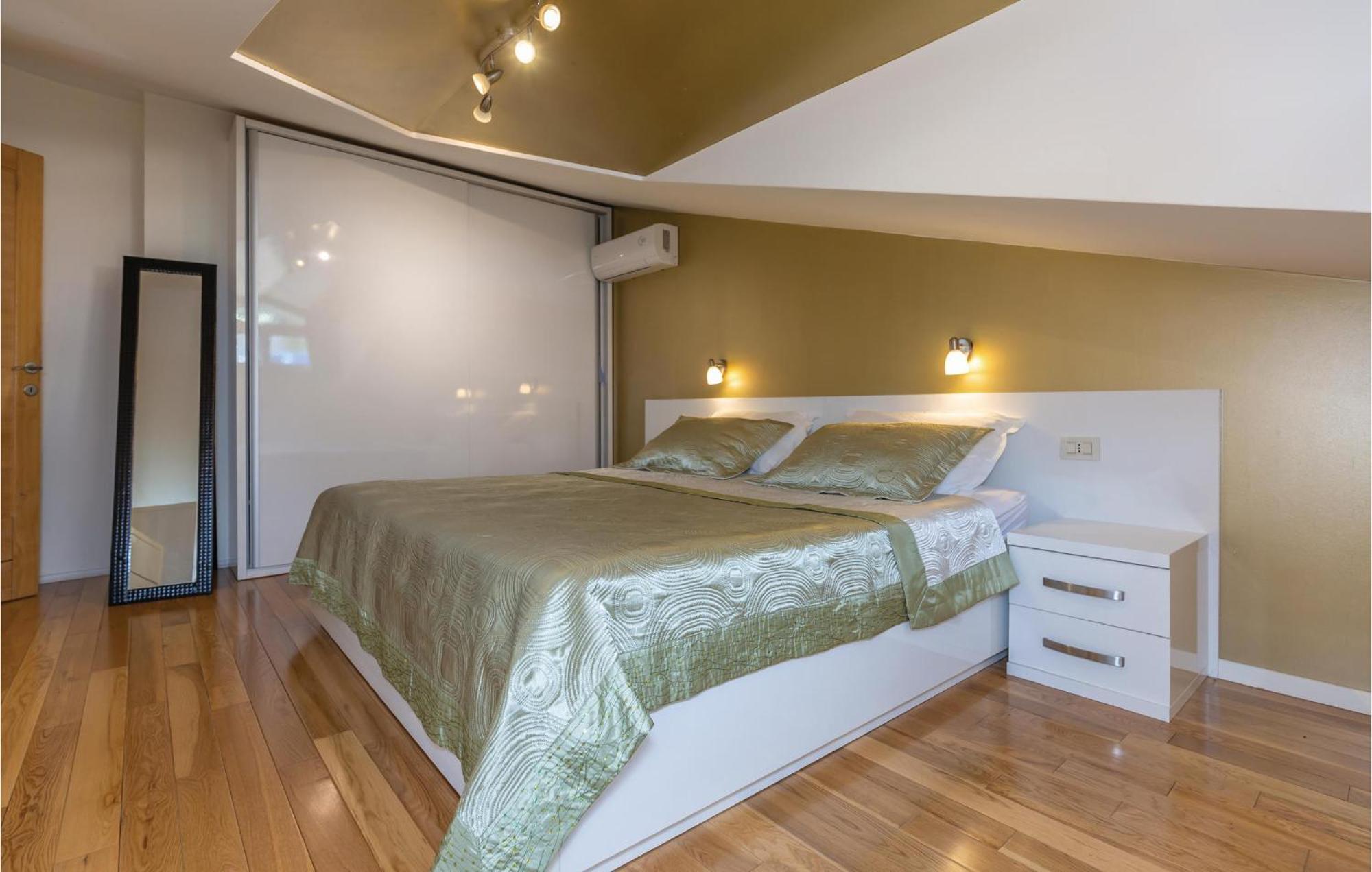 Lovely Apartment In Makarska With Kitchenette Bagian luar foto