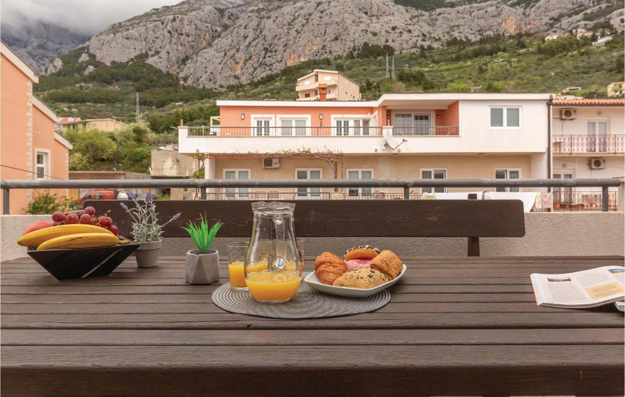 Lovely Apartment In Makarska With Kitchenette Bagian luar foto
